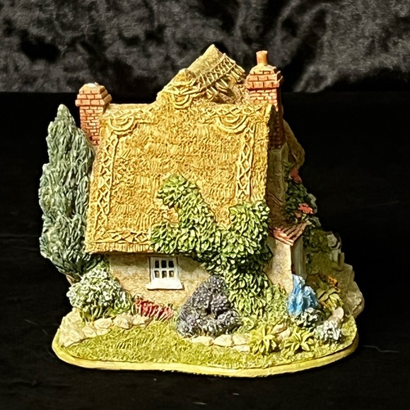 Lilliput Lane | Nursery Cottage | Much Valued Customer Special Edition - Picture 6 of 12